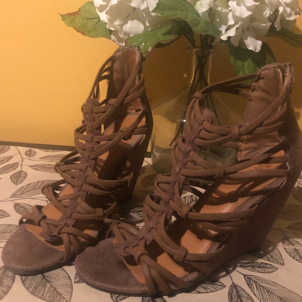 Mia Wedge Cage Faux Suede Lizard